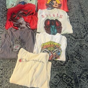 Left side long sleeve size medium, right side short sleeve size medium. As a lot